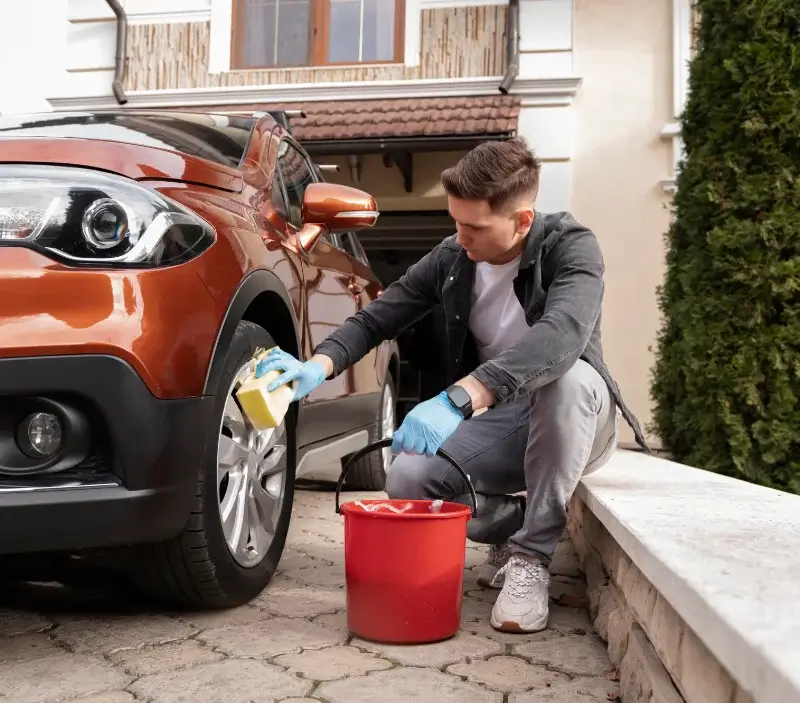 Lavage auto à domicile Menville : professionnel intervenant sur un véhicule